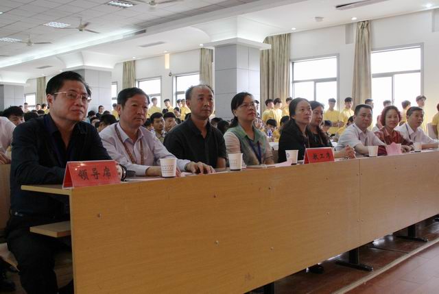 調(diào)整大小 1、蒞臨比賽現(xiàn)場的領(lǐng)導(dǎo).jpg