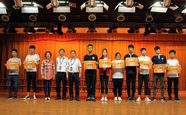 調(diào)整大小 13、楊繼強(qiáng)書記、李波書記和沈群書記給獲得優(yōu)秀獎(jiǎng)的代表隊(duì)頒獎(jiǎng).jpg