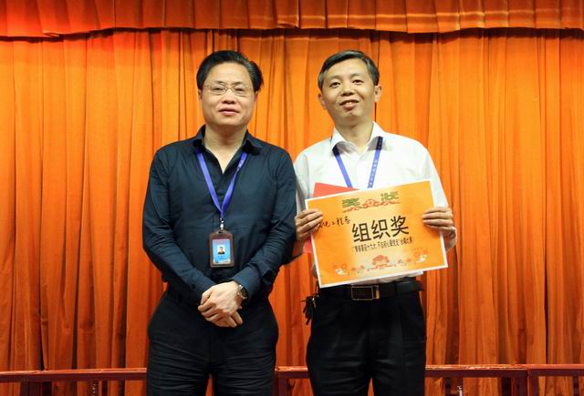 調(diào)整大小 9、任建設(shè)副院長給機(jī)電工程系頒發(fā)組織獎(jiǎng).jpg