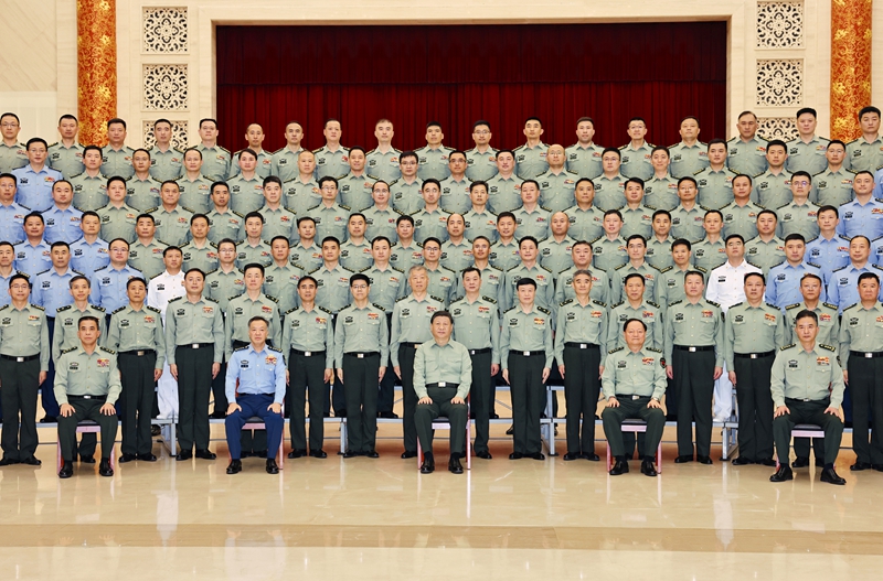 5月22日至24日，中共中央總書記、國家主席、中央軍委主席習(xí)近平在山東考察。這是23日上午，習(xí)近平在濟南親切接見駐濟南部隊上校以上領(lǐng)導(dǎo)干部，代表黨中央和中央軍委向駐濟南部隊全體官兵致以誠摯問候。