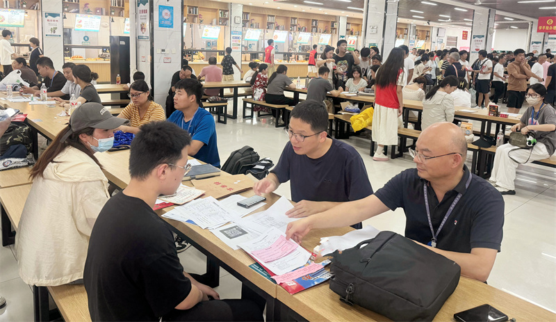 院領(lǐng)導(dǎo)深入兩湖校區(qū) (2).jpg 院領(lǐng)導(dǎo)深入兩湖校區(qū) (2).jpg