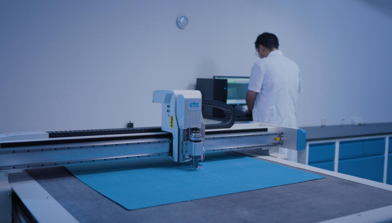 智能數(shù)控自動(dòng)裁樣機(jī)。